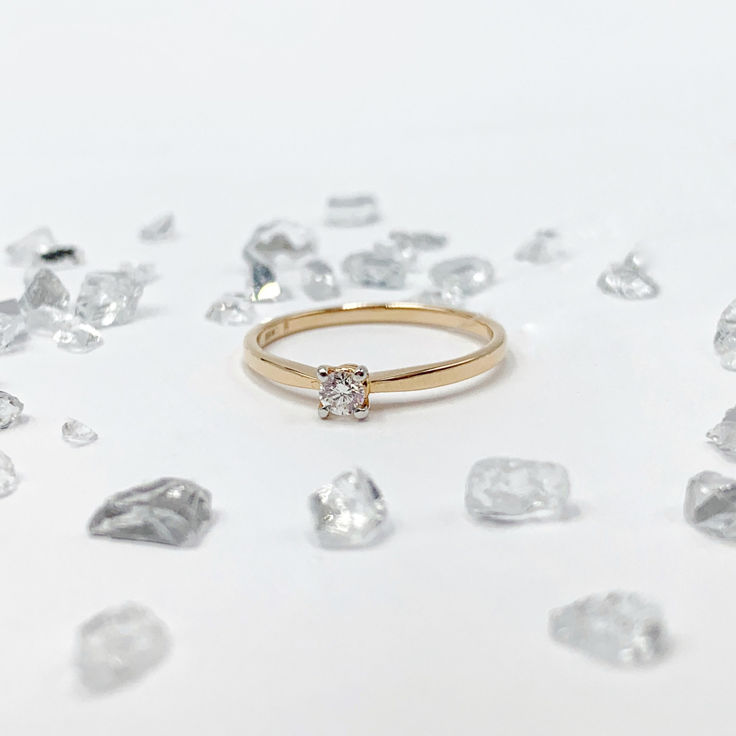 Золотий перстень з діамантом